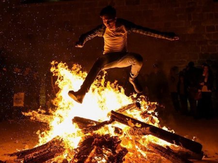 Azərbaycanda uşaq tonqala yıxıldı