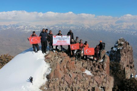 Türkiyəli alpinistlər Haçadağda Xocalı qurbanlarının xatirəsini anıblar
