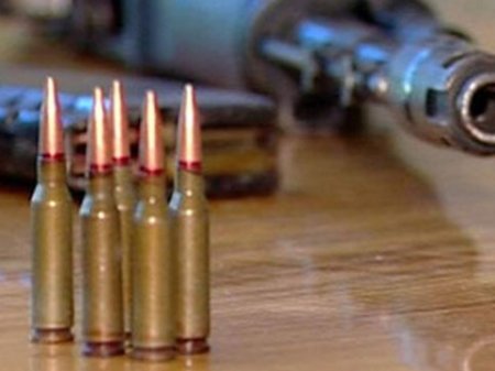 Bakıda qadın evində gizlədilən silah-sursatı polisə təhvil verdi