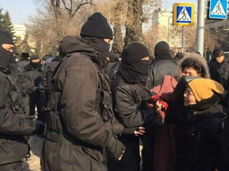 Qazaxıstanda etiraz aksiyası - Hakim partiyanın binası qarşısında