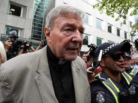 Biabırçı qalmaqal: 77 yaşlı kardinal uşaqbaz çıxdı