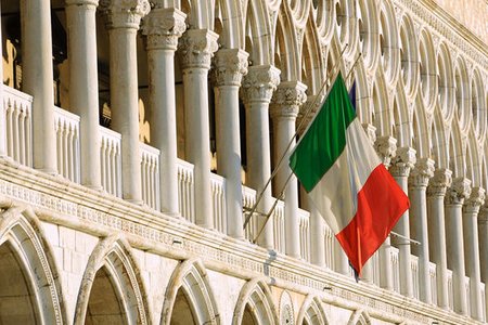 Fahişələr İtaliya hökumətini iki yerə böldü