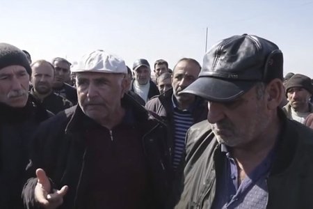 Ermənistanda kənd sakinləri yolu bağlayıb