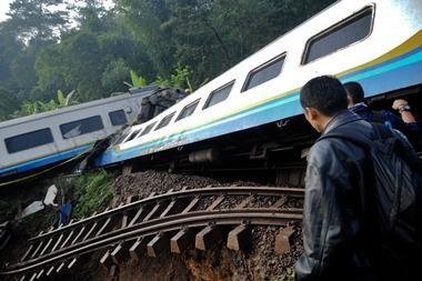 Qatar relsdən çıxıb, onlarla yaralı var