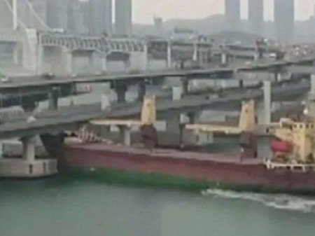 İçkili kapitan gəmini körpüyə çırpdı