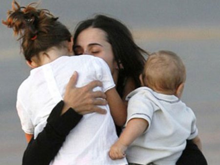 Evdən qaçan ana iki uşağı ilə Bakıda tapıldı