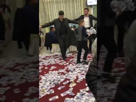 Bakıda toyda ofisiantın bu "bacarığı" görənləri MƏƏTTƏL QOYDU - FOTO