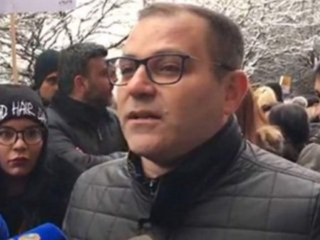 Yeravanda aksiya təşkilatçısını zibil qutusuna atmaq istədilər - FOTO