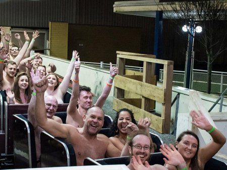 195 nəfər lüt soyunub parkda əyləndilər - FOTO