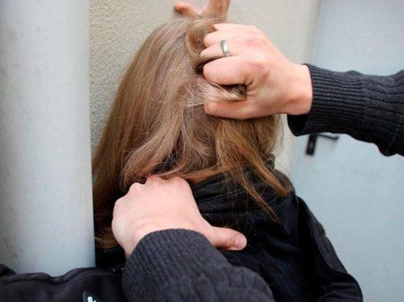 Yarıçılpaq kişi ilə yataq otağında olan müğənni döyüldü-FOTO