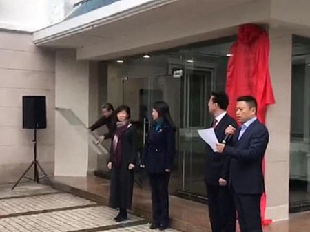 Mərasimi pozdu, şüşə qapıdan keçmək istədi