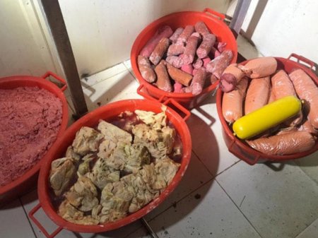 Bakıda iyrənc mənzərə - Bu kolbasalardan yeməyin - FOTO
