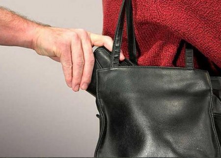 Metroda qadının pulqabısını oğurladılar