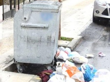 Nəvəsini zibil qabına tullayan nənənin ifadəsi dəhşətə gətirdi - FOTO