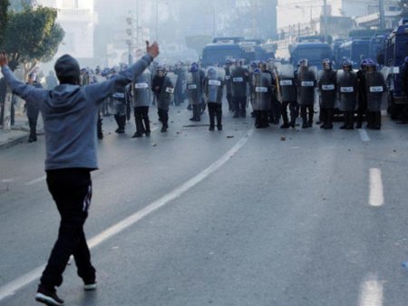 Əlcəzairdə etiraz aksiyaları zamanı 100-dən çox şəxs yaralanıb