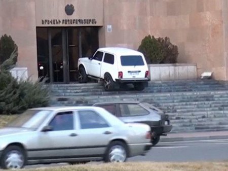 Yerevan meriyasının qarşısında qəribə etiraz