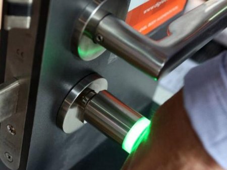 Sumqayıtda iki nəfər bağlı qapı arxasında qalıb