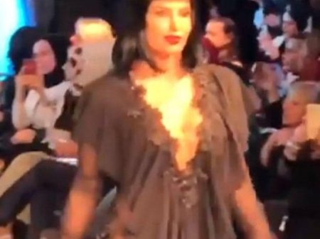 Podiuma çıxan Xədicə ətəyini qaldırıb, arxasını göstərdi- FOTO