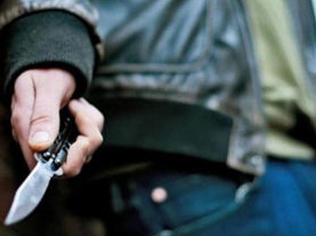 Məktəbli oğlan qohumuna 8 bıçaq zərbəsi vurdu