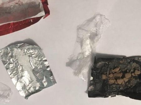 Məhkum qardaşına siqaret qutusunda heroin ötürmək istədi