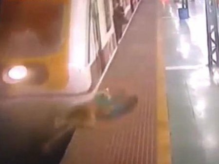 Relslərin üstündə təbii ehtiyacını ödəyən qadın qatarın altında qaldı-FOTO