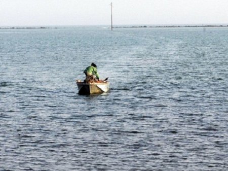 FHN qayıqda köməksiz qalan 8 nəfəri xilas etdi