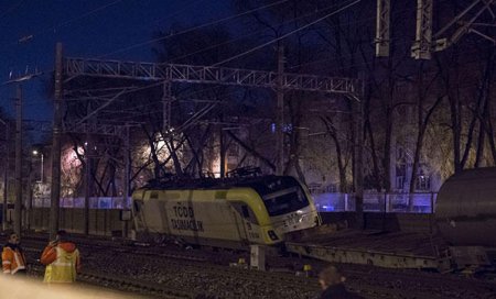 Qatar relsdən çıxdı - Dağılan yanacaq hərəkəti iflic etdi