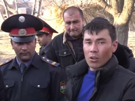 Tacik qardaş məktəbli bacısının başını kəsdi - Namus cinayəti