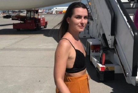 Paltarına görə təyyarəyə buraxmadılar - FOTO