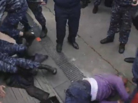 Aksiyada qarşıdurma, deputat yaralandı