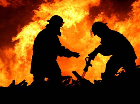 Qamışdan düzəldilmiş ev yandı