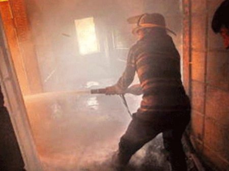 Azərbaycanda yataqxanada yanğın - Qaz balonu binadan çıxarıldı