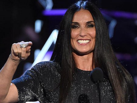 56 yaşlı məşhur cavan və gözəl görünməsinin SİRRİNİ AÇDI - FOTO