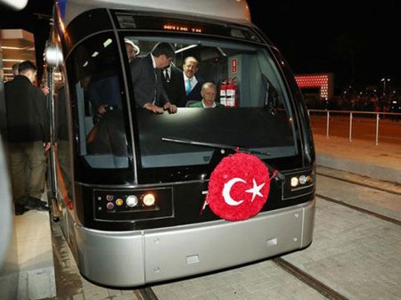 Ərdoğan tramvay sürdü - FOTO