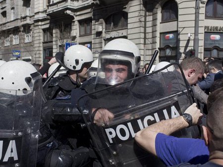 Serbiyada prezidentin istefası istənilir