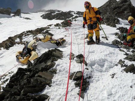 Everestdə buzlaq əridi, itkin alpinistlərin meyitləri aşkarlandı