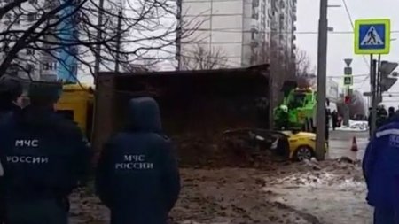 Moskvada KamaAZ sərnişinlə dolu taksinin üstünə aşdı