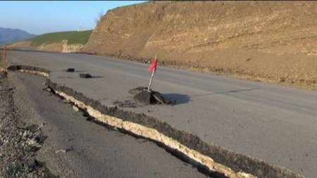 Yardımlıda yeni salınmış yol çökdü