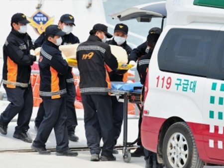 Avtomobil dənizə düşdü - 5 ölü