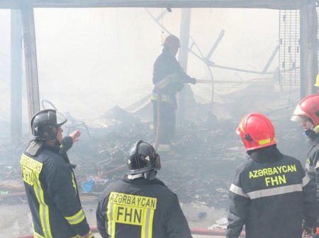 Yanğının söndürülməsində iştirak edən mülki geyimli şəxslər səhər növbədən çıxan əməkdaşlardır