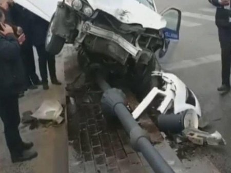 Bakıda polis avtomobili qəzaya düşdü