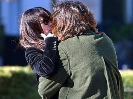 MƏŞHUR sənətçi sevgilisi ilə öpüşərkən görüntüləndi