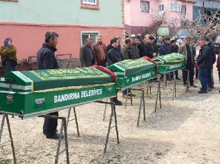 Yuxudan ayılan oğlan dəhşətə gəldi - Evdə 3 cəsəd tapdı - FOTO