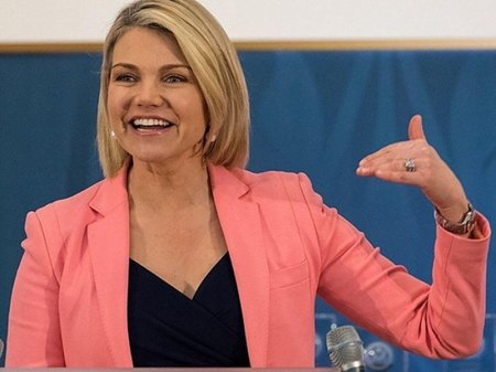 Ağ Evdə daha bir istefa