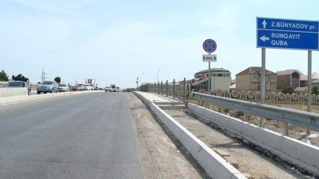 Qəza nəticəsində yararsız hala düşmüş yol sədləri təmir olunur