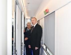 Prezident İlham Əliyev Bakı-Tbilisi-Qars dəmir yolu xəttində hərəkət edəcək sərnişin qatarı ilə tanış olub - FOTO
