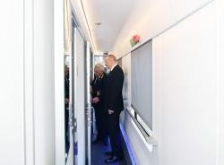 Prezident İlham Əliyev Bakı-Tbilisi-Qars dəmir yolu xəttində hərəkət edəcək sərnişin qatarı ilə tanış olub - FOTO