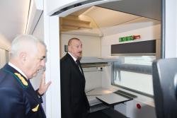 Prezident İlham Əliyev Bakı-Tbilisi-Qars dəmir yolu xəttində hərəkət edəcək sərnişin qatarı ilə tanış olub - FOTO