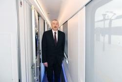 Prezident İlham Əliyev Bakı-Tbilisi-Qars dəmir yolu xəttində hərəkət edəcək sərnişin qatarı ilə tanış olub - FOTO