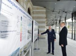 Prezident İlham Əliyev Bakı-Tbilisi-Qars dəmir yolu xəttində hərəkət edəcək sərnişin qatarı ilə tanış olub - FOTO